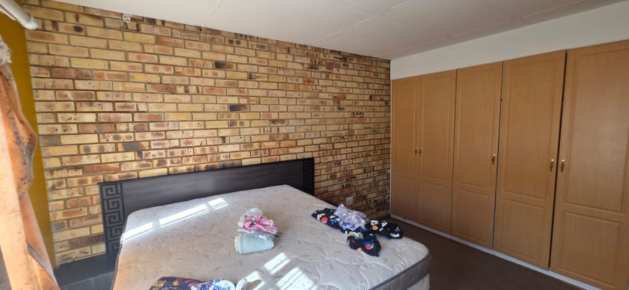 4 Bedroom Property for Sale in Kannoniers Park North West